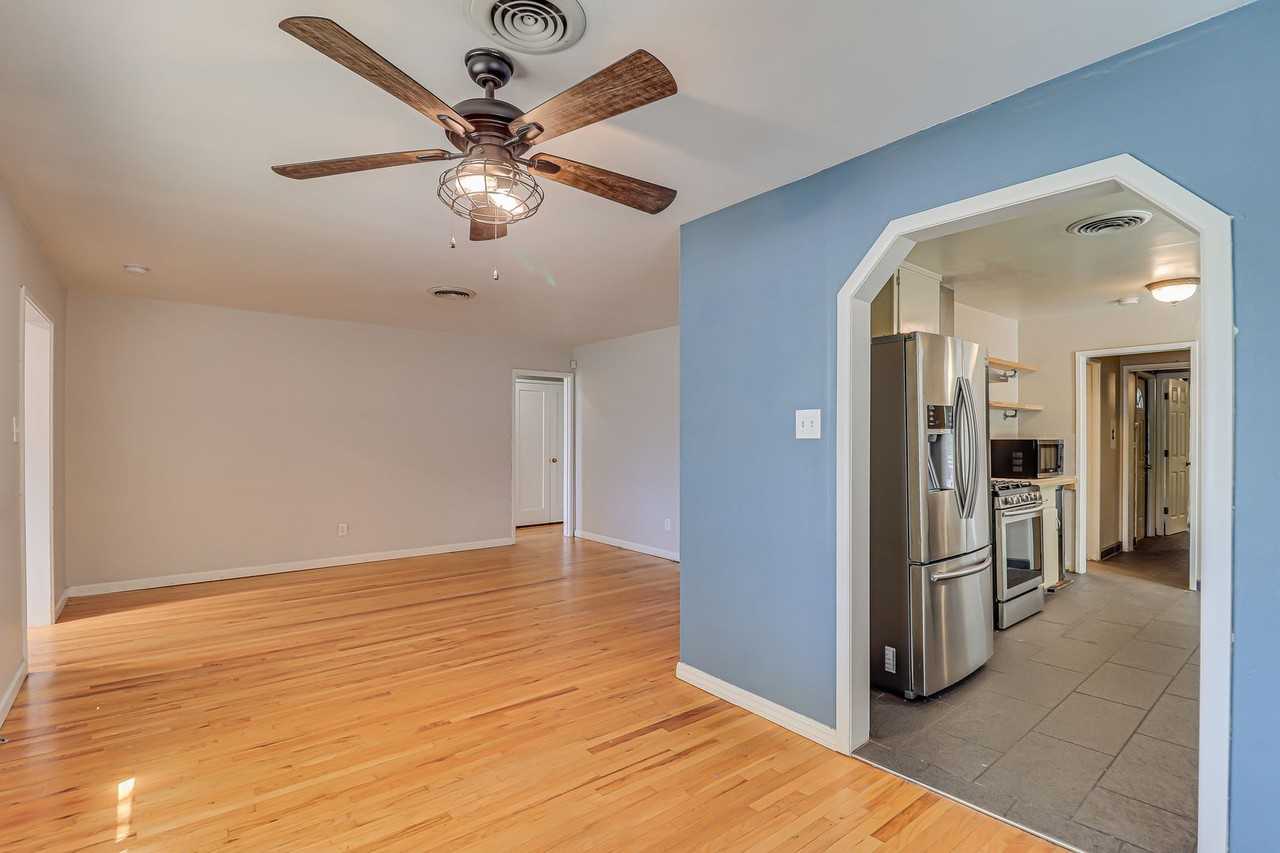 2620 Truxtun Ave - Photo 6 of 23