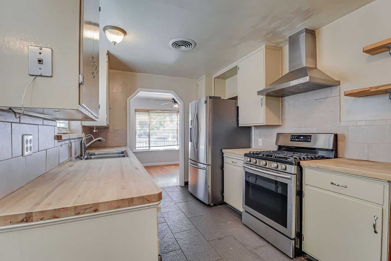 2620 Truxtun Ave - Photo 7 of 23