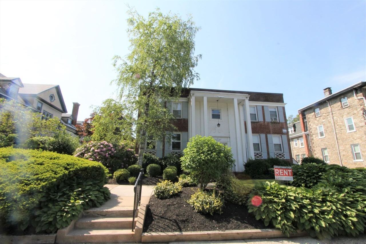 Hampton Court - Photo 3 of 50