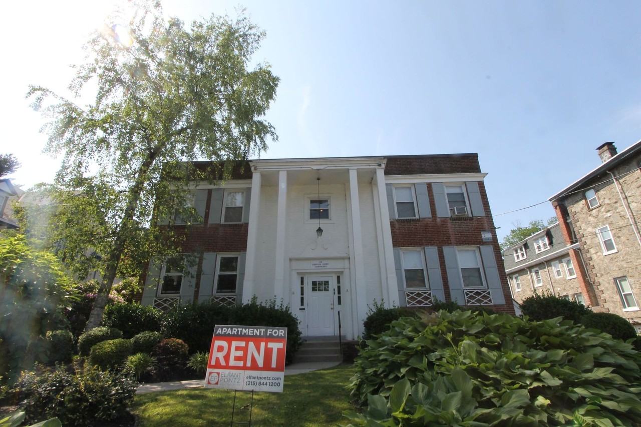 Hampton Court - Photo 4 of 50