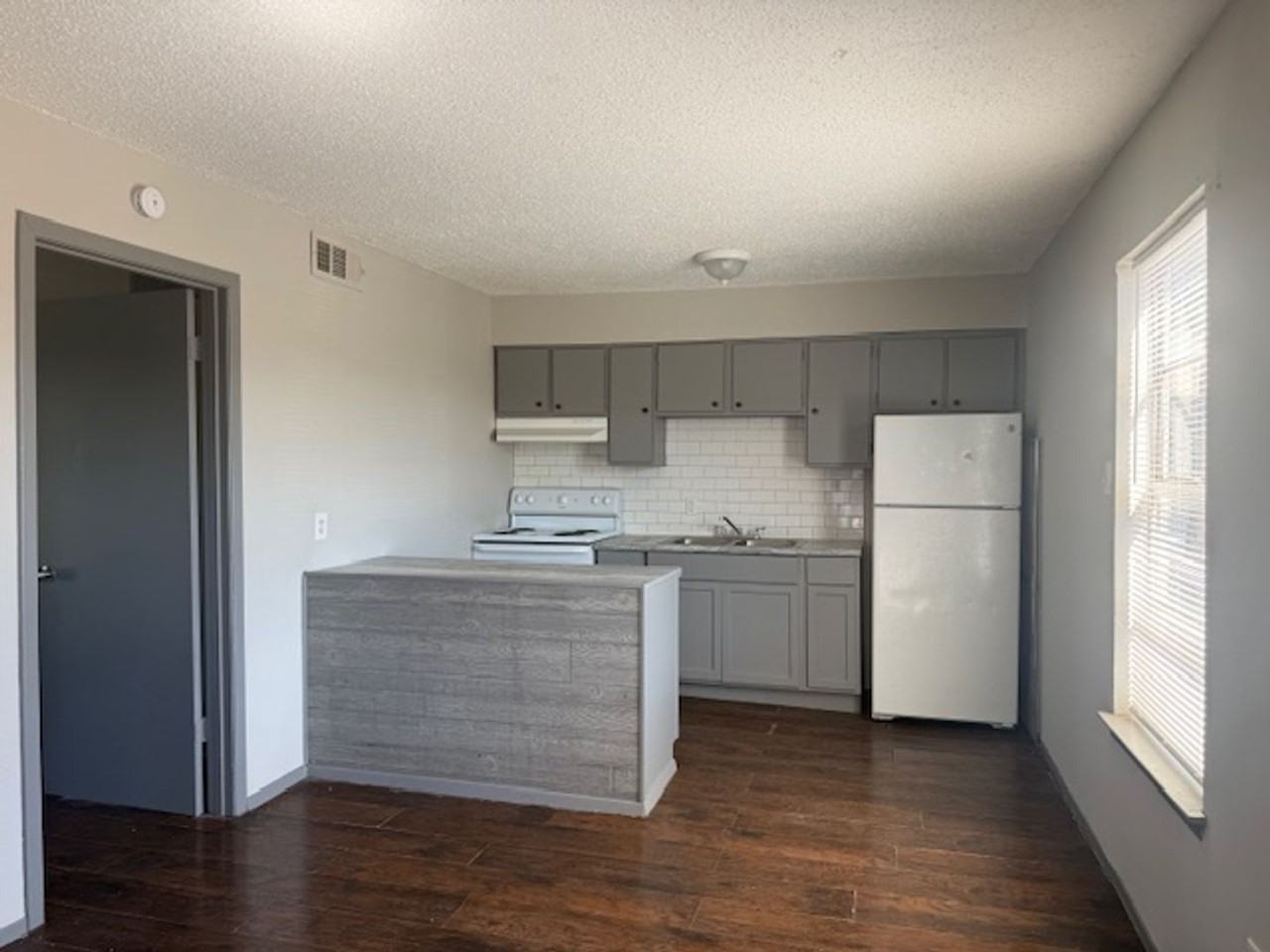 600 E Craven Ave - Photo 2 of 3