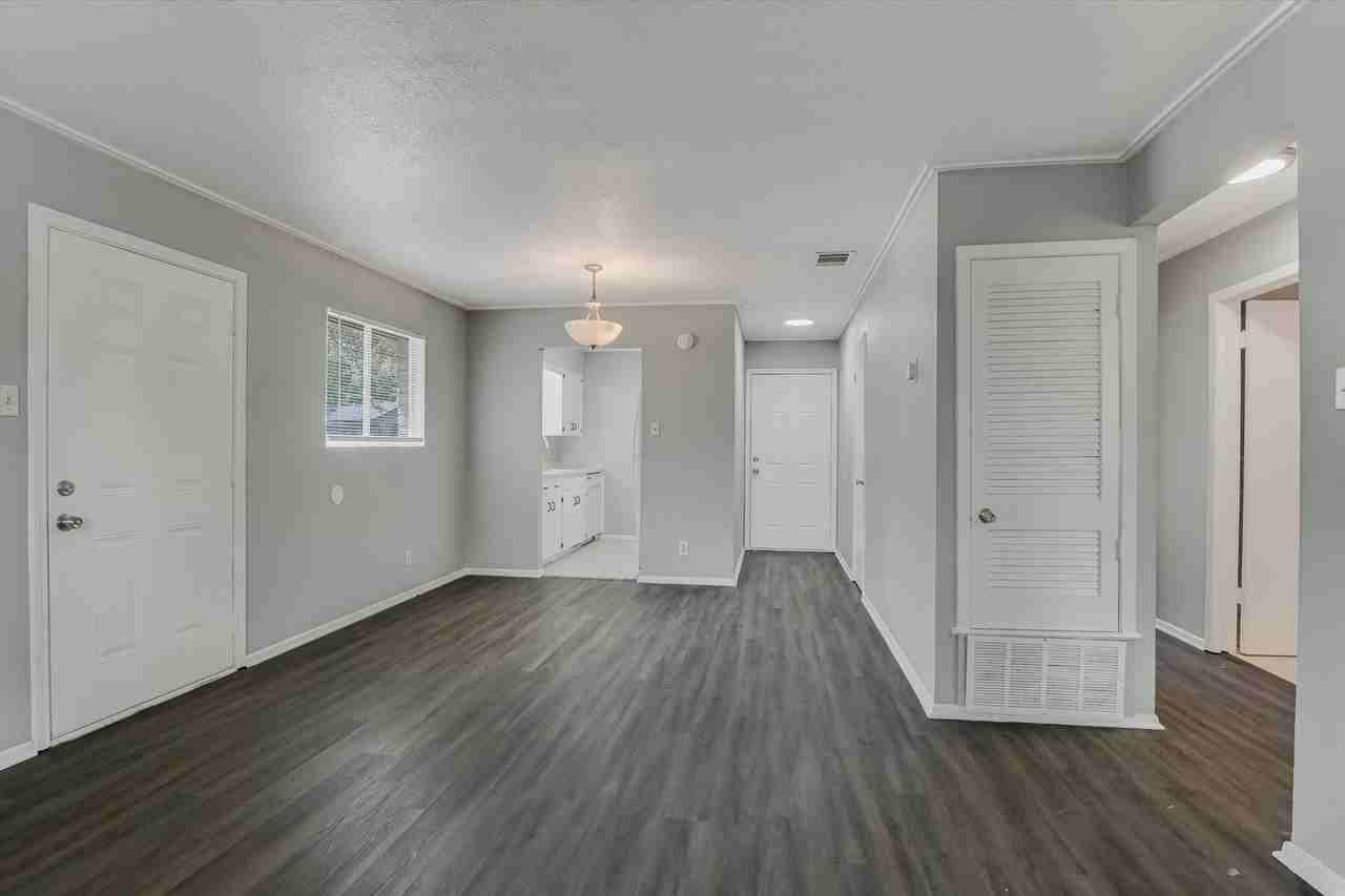 1811 Magnolia Dr - Photo 2 of 10