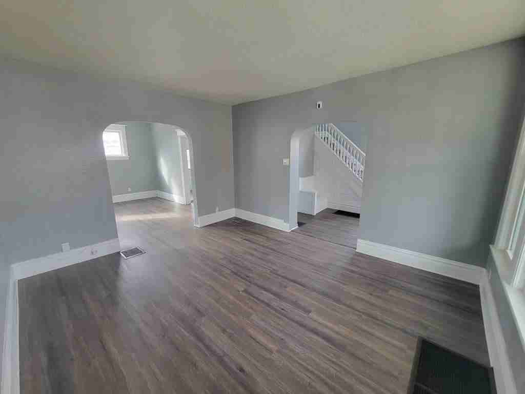 1115 Maple Ave - Photo 4 of 12