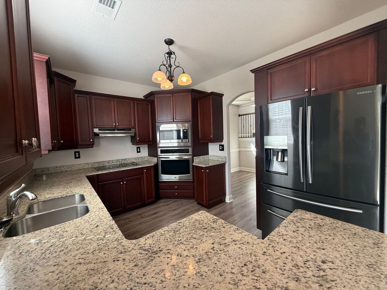 2701 Eleanor Ln - Photo 4 of 32