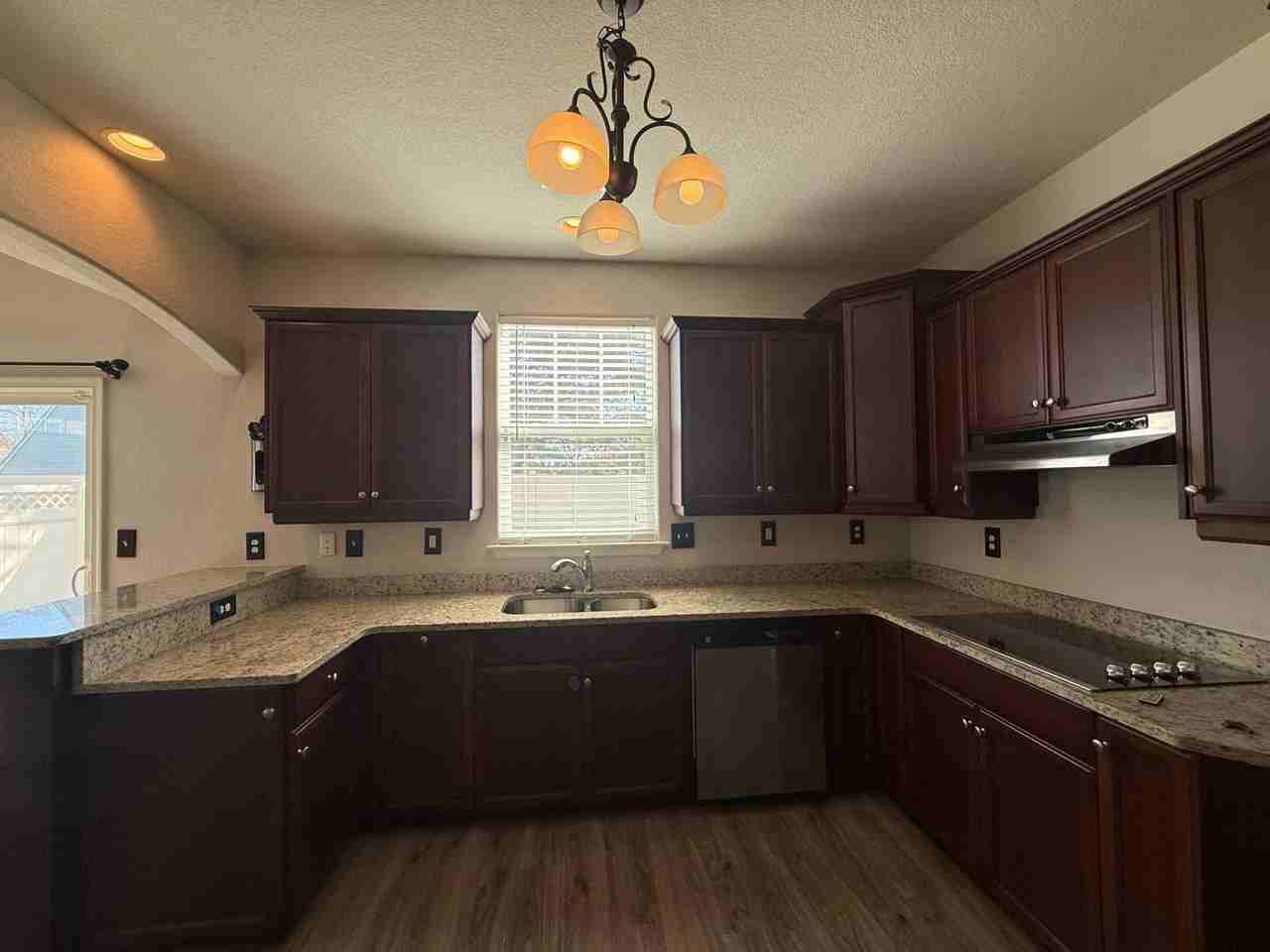 2701 Eleanor Ln - Photo 5 of 32