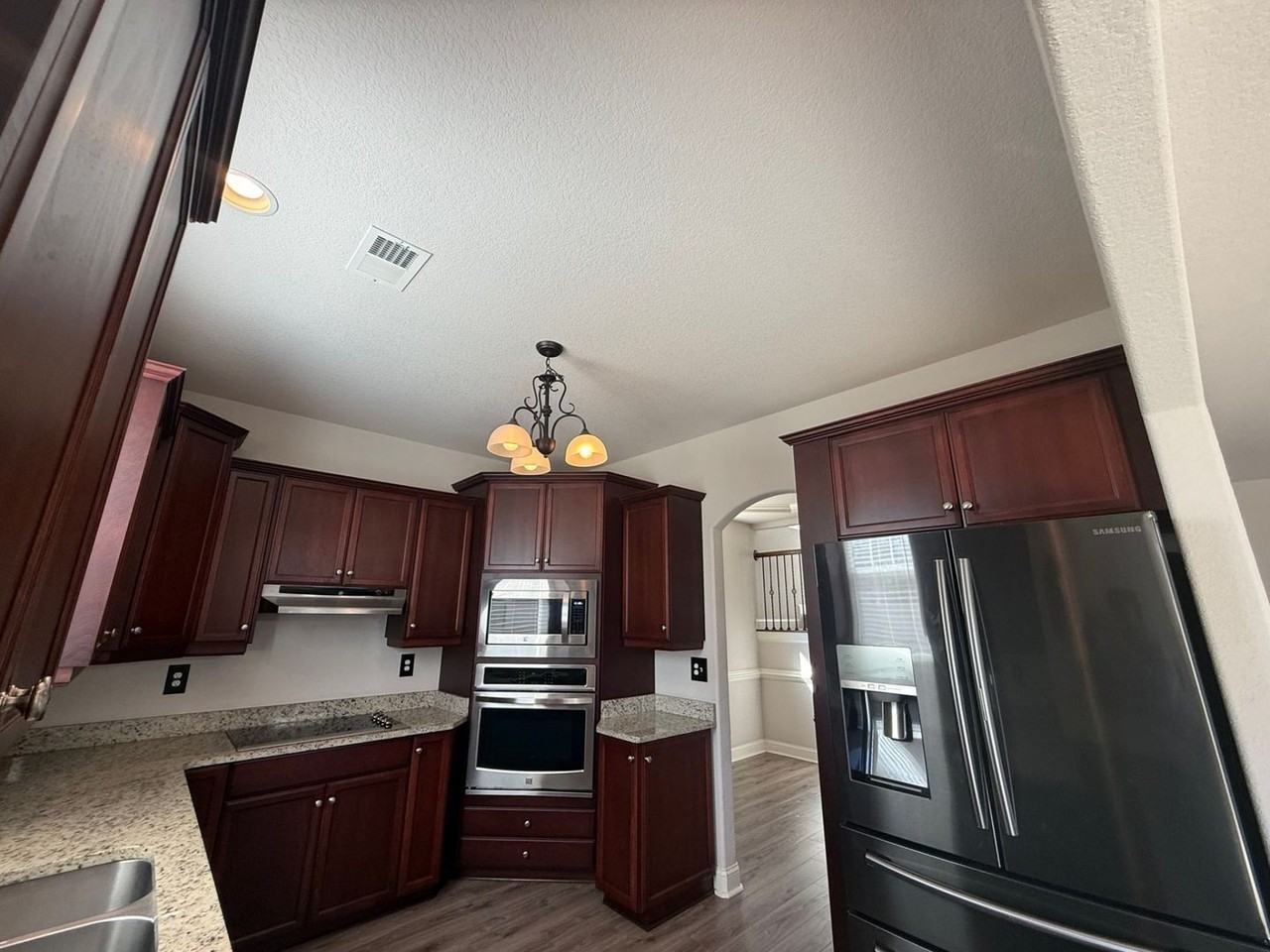 2701 Eleanor Ln - Photo 7 of 32