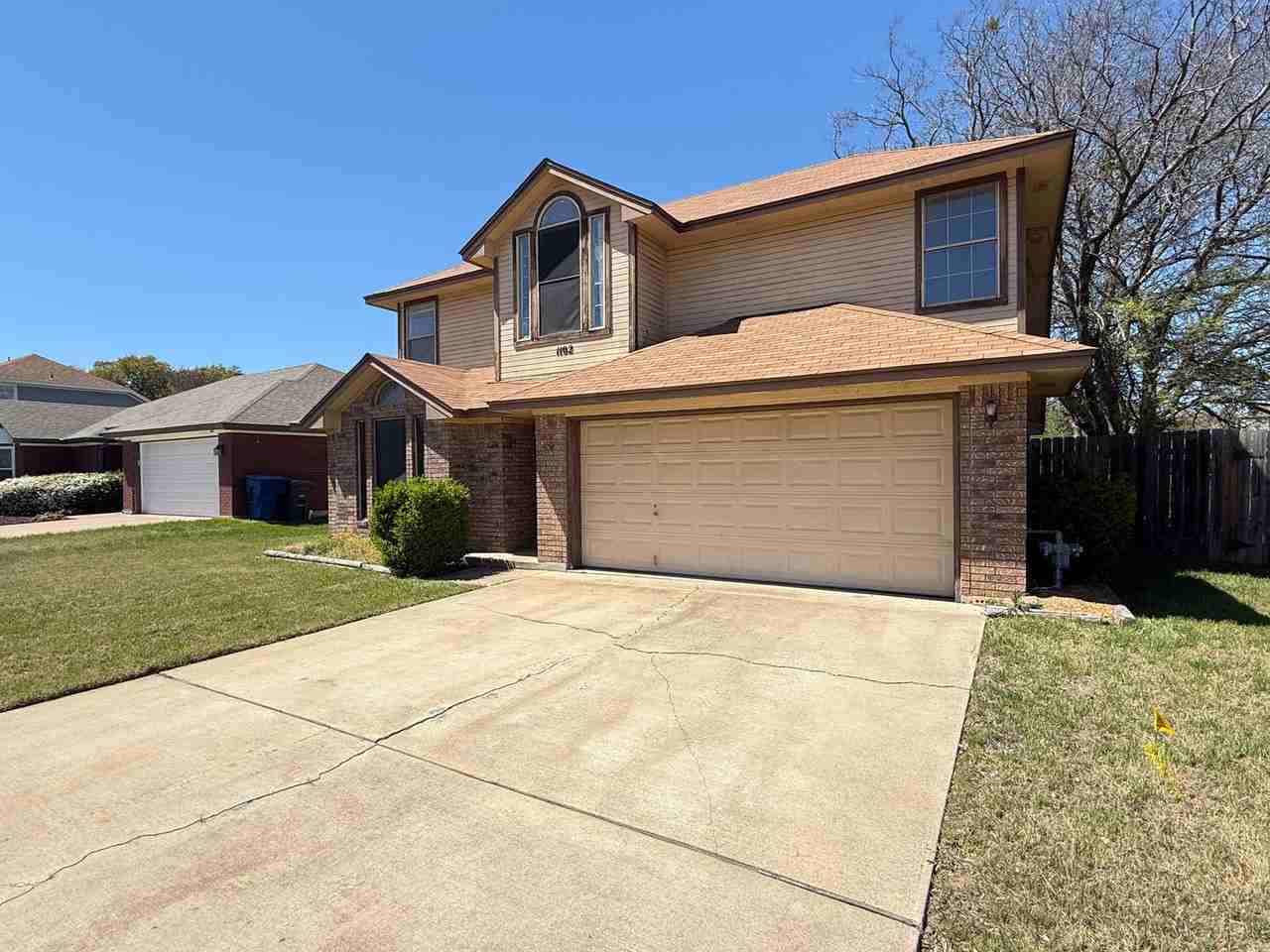 1102 Creek St - Photo 2 of 19