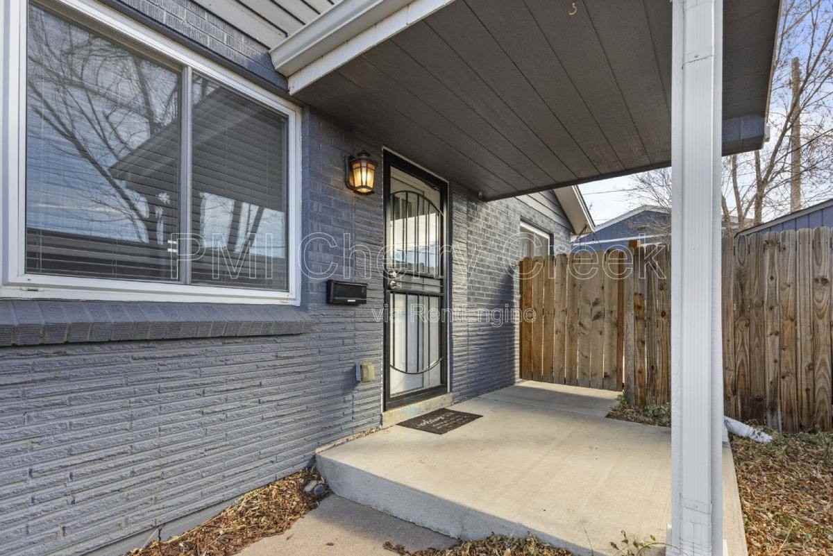 1010 Newton St - Photo 3 of 9