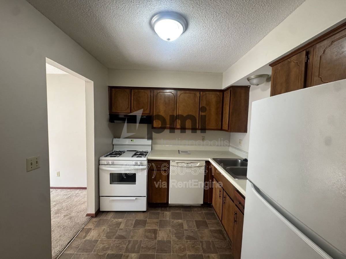 90 Stornoway Dr W #A - Photo 2 of 8