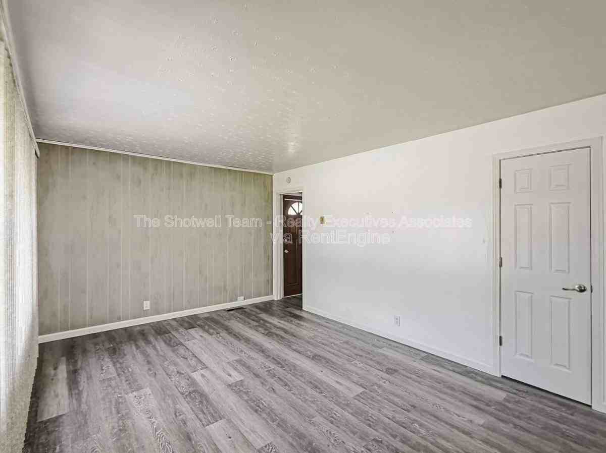 1704 Lenland Ave - Photo 3 of 10