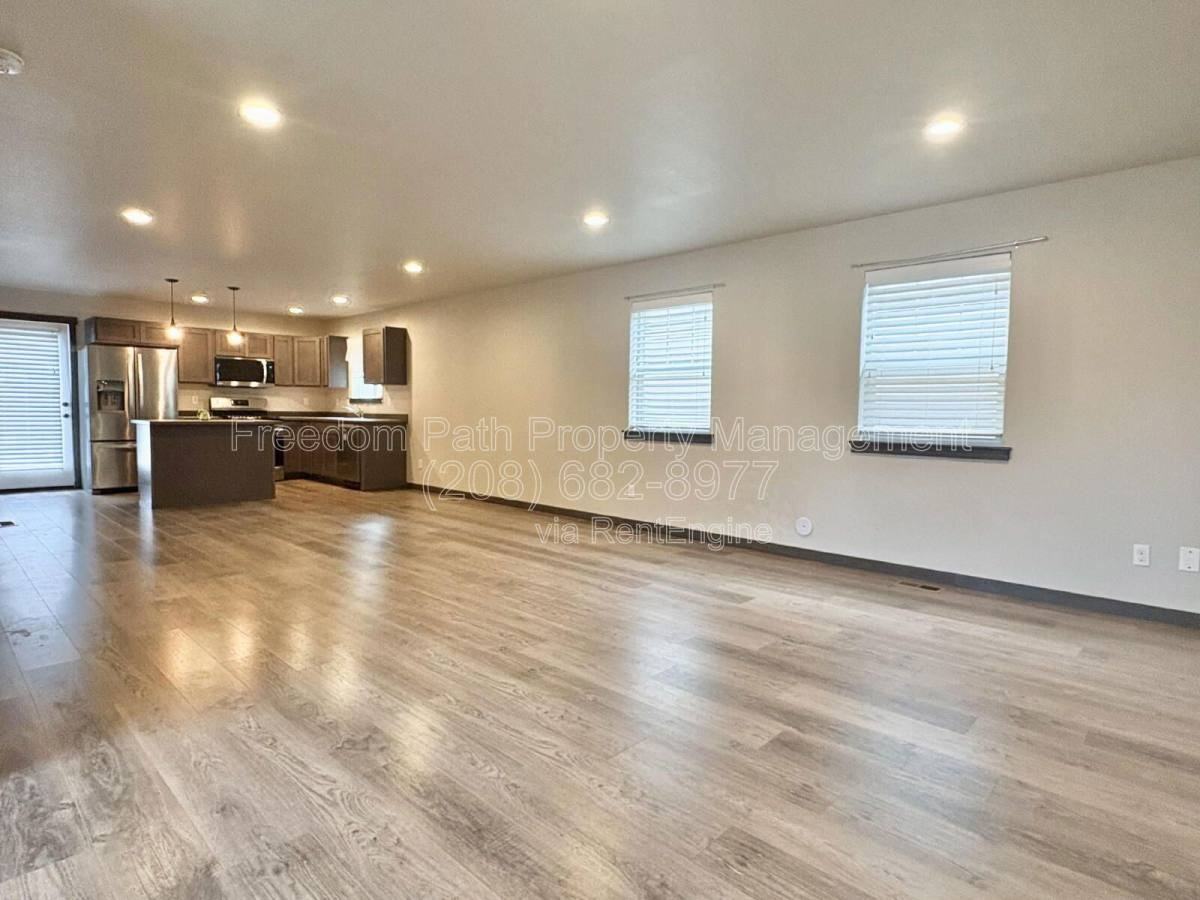 1425 Seleta Ln - Photo 2 of 10