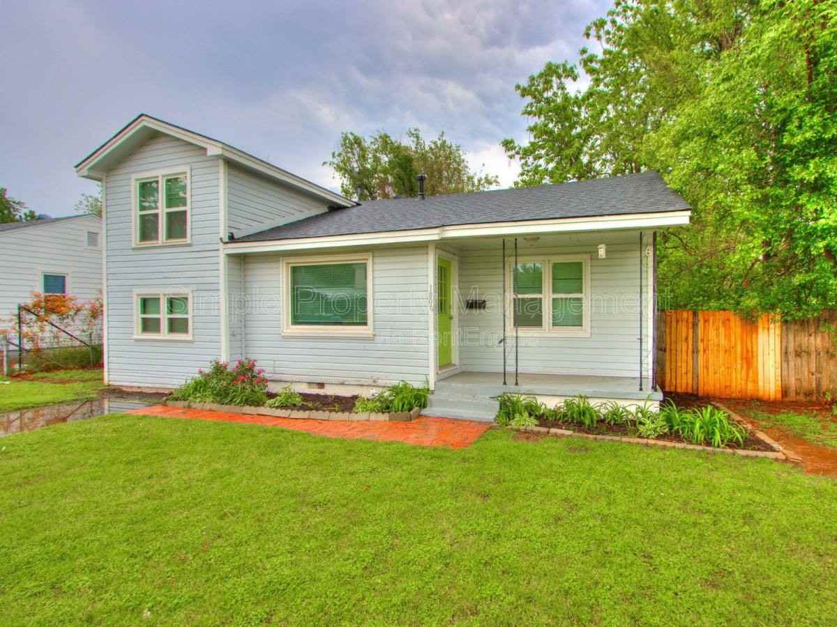 1800 Hampton Dr - Photo 2 of 10