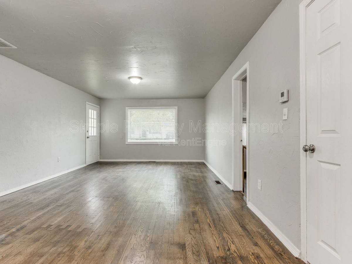 1800 Hampton Dr - Photo 3 of 10