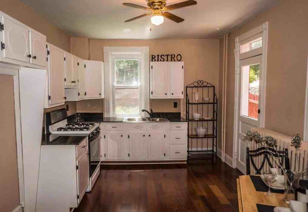 512 E Fulton St - Photo 3 of 10