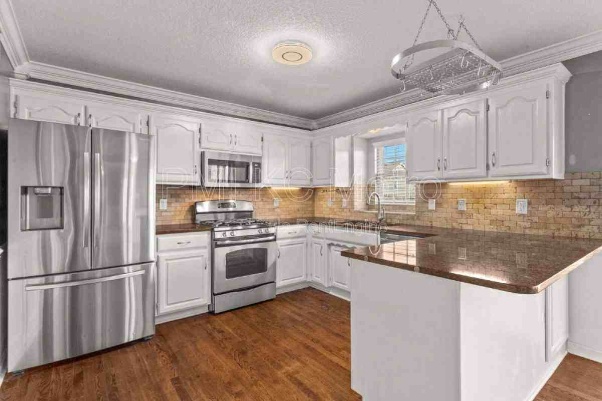 824 Se 11th Ter - Photo 3 of 9