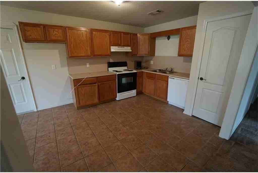 2205 Meadowlark Ln - Photo 3 of 12