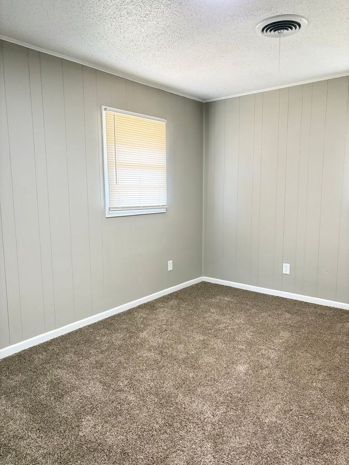 3404 70th Dr - Photo 7 of 9