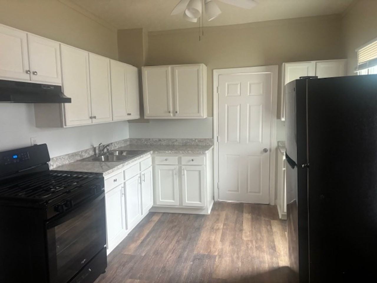 800 W 10th St - Photo 4 of 14