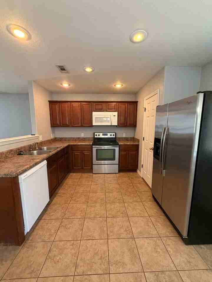 2016 S Highview Ave - Photo 3 of 16