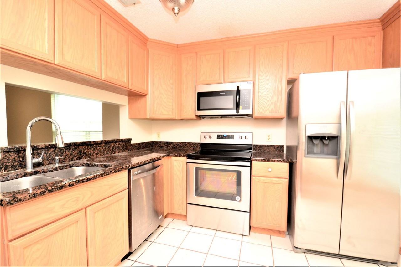 1005 Covington St - Photo 3 of 11