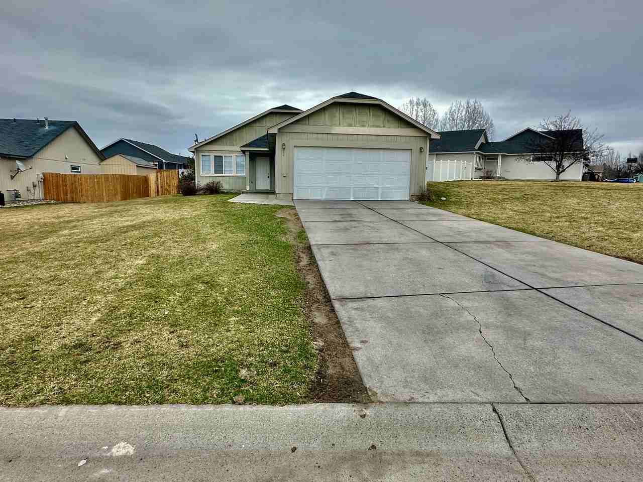 204 N Armstrong Ct - Photo 2 of 18