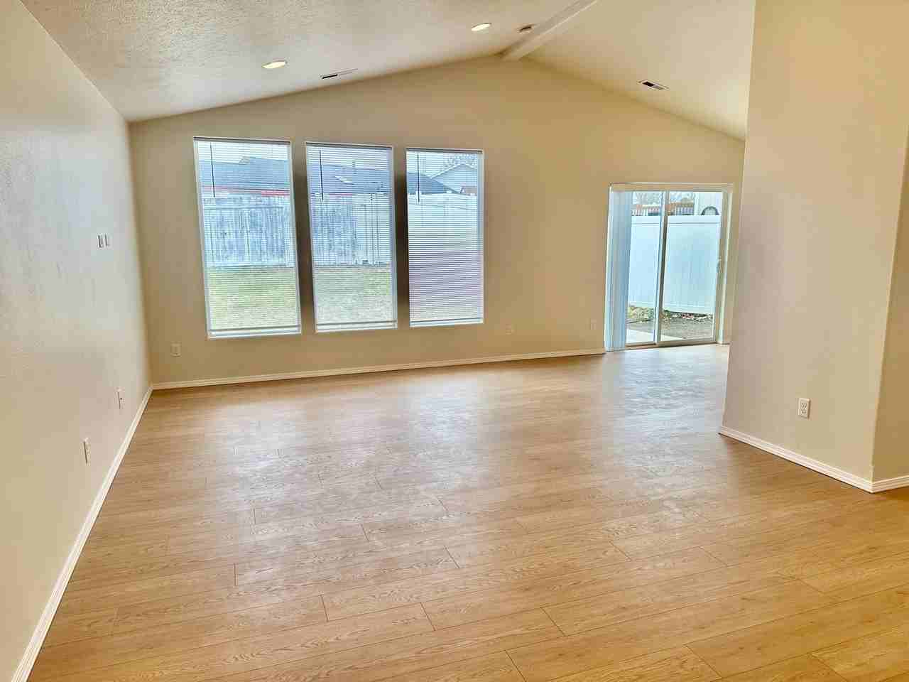 204 N Armstrong Ct - Photo 3 of 18