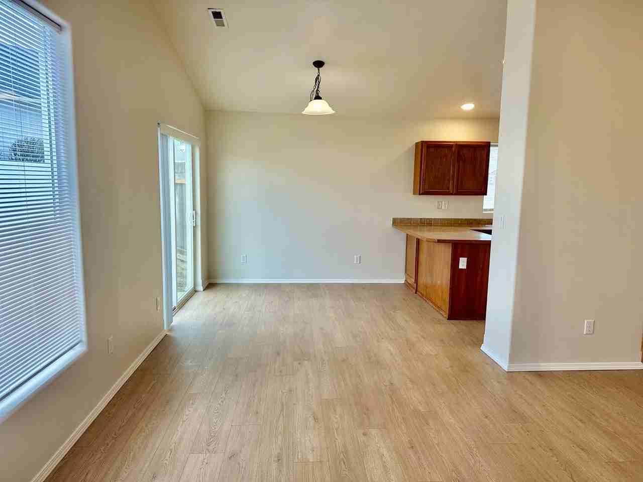 204 N Armstrong Ct - Photo 4 of 18