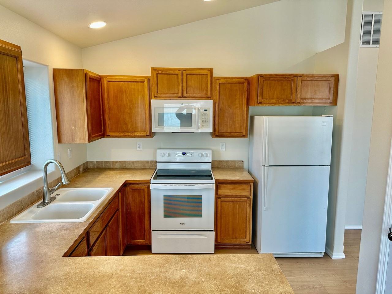 204 N Armstrong Ct - Photo 5 of 18