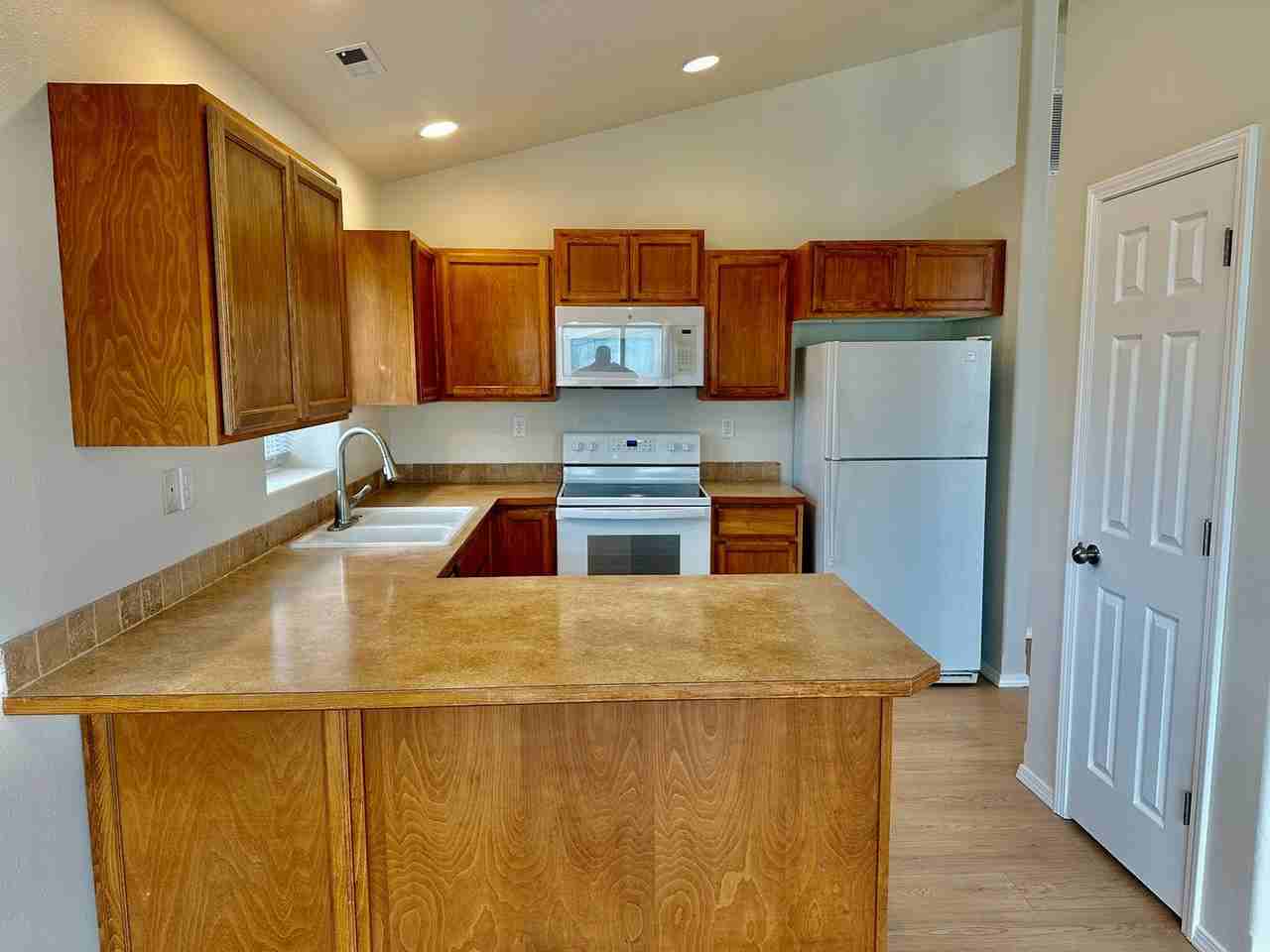 204 N Armstrong Ct - Photo 6 of 18