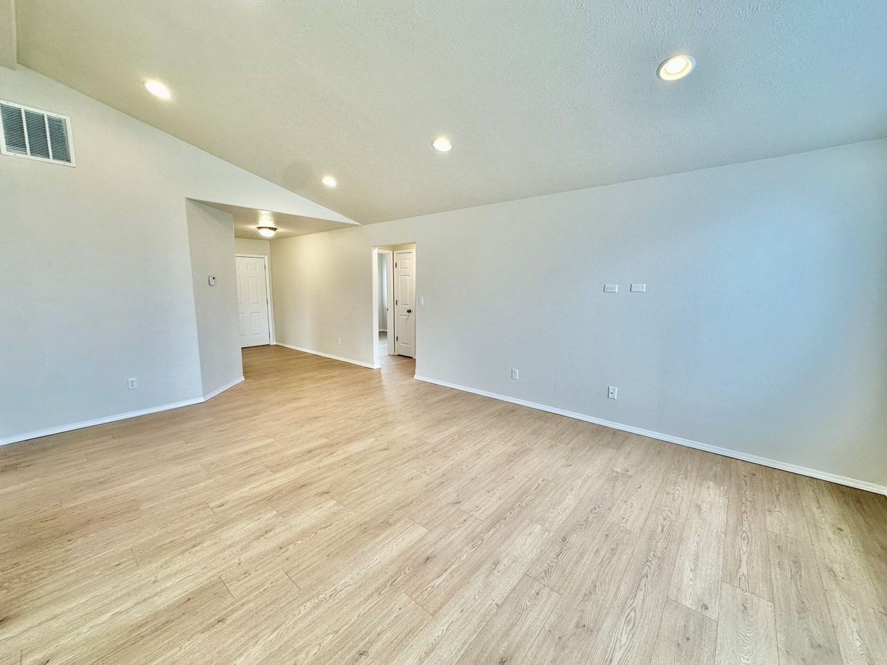 204 N Armstrong Ct - Photo 7 of 18