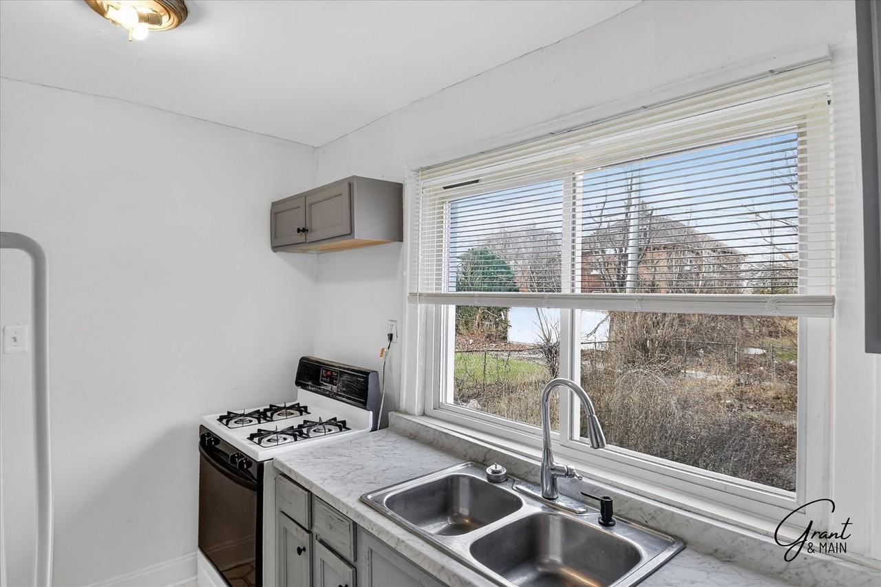 15345 Parkside St - Photo 7 of 17