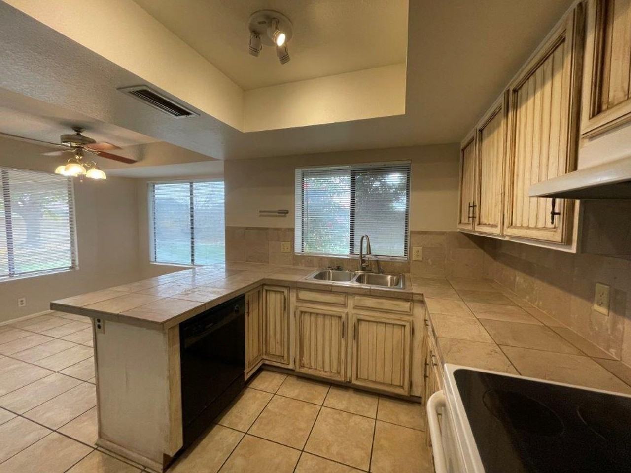 701 W Vaughn St - Photo 6 of 17