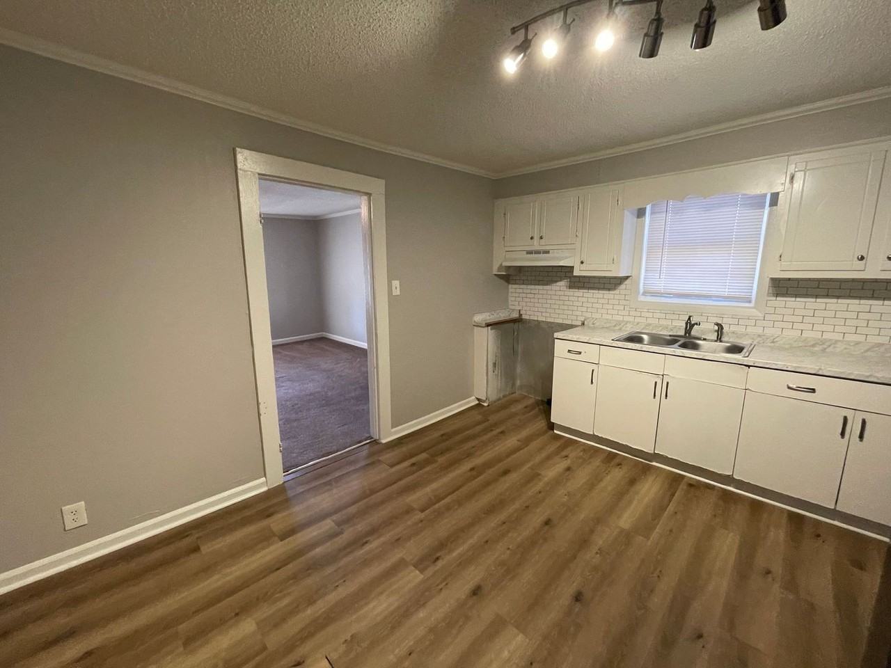 502 S Gray St - Photo 3 of 16