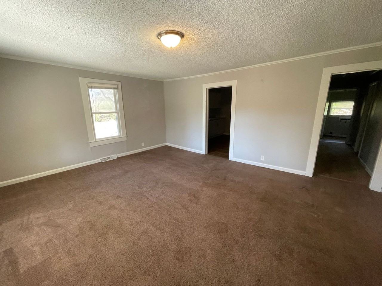 502 S Gray St - Photo 6 of 16