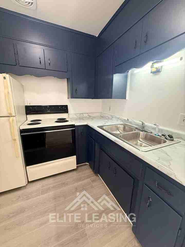 1170 SW Woodhull - Photo 5 of 6