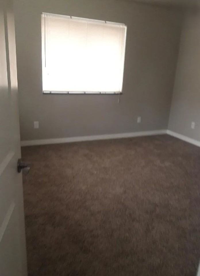 1631 Iron St - Photo 4 of 10