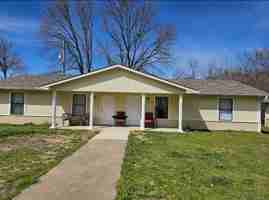 featured image of 184 E 5th St