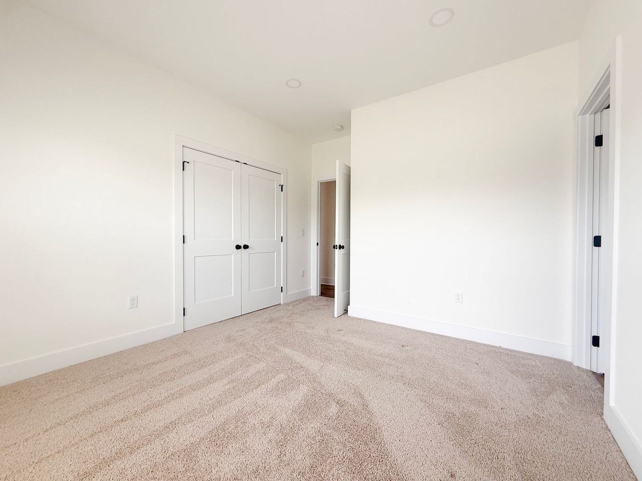 1426 Westbrook Cir - Photo 7 of 40