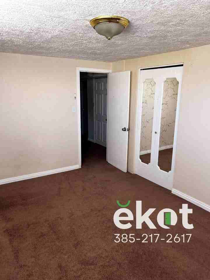 14551 S Redwood Rd - Photo 2 of 20