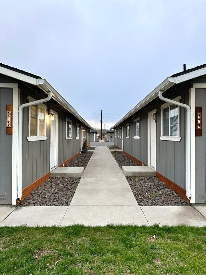 919 Nw Ewen St - Photo 2 of 11