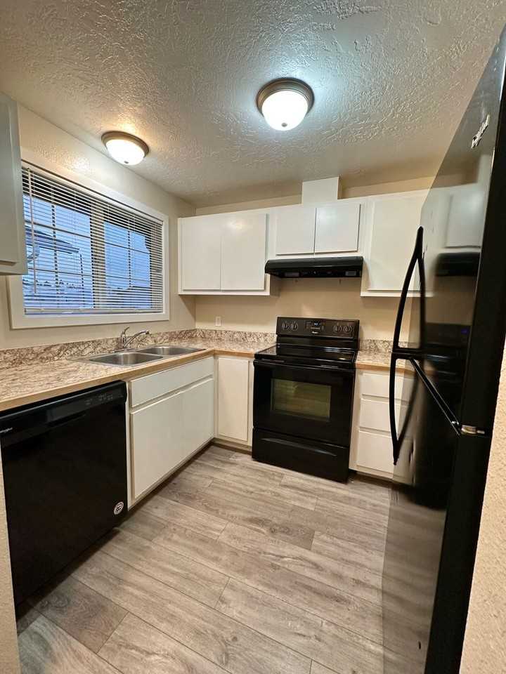 919 Nw Ewen St - Photo 3 of 11