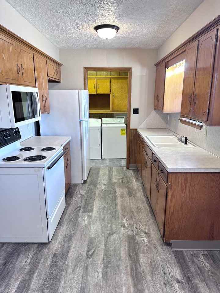 401 Mimosa Dr - Photo 2 of 15