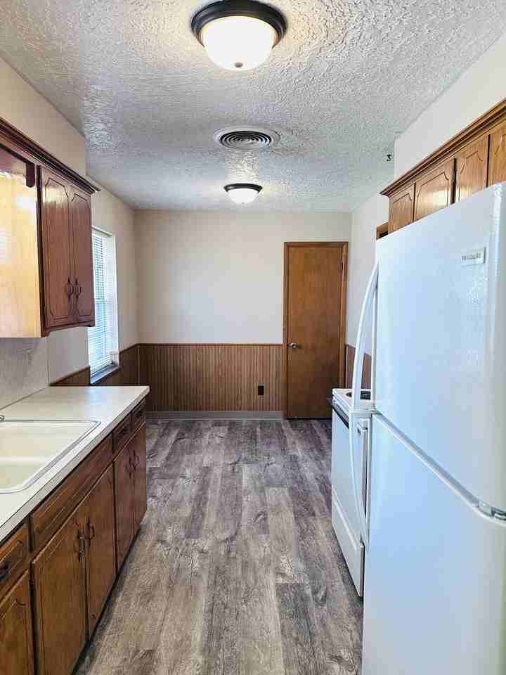 401 Mimosa Dr - Photo 3 of 15