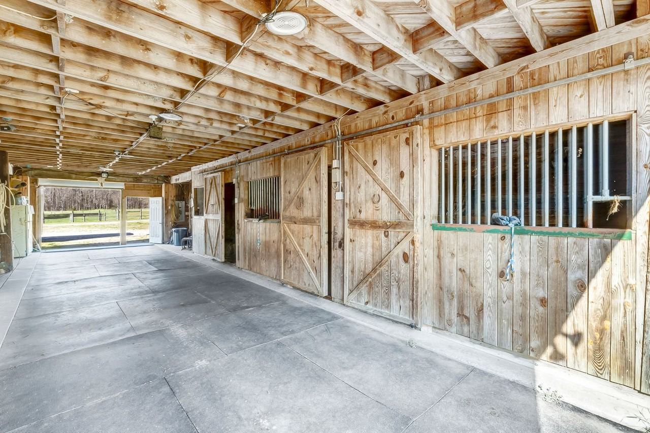 115 Stallion Alley Ln - Photo 3 of 38