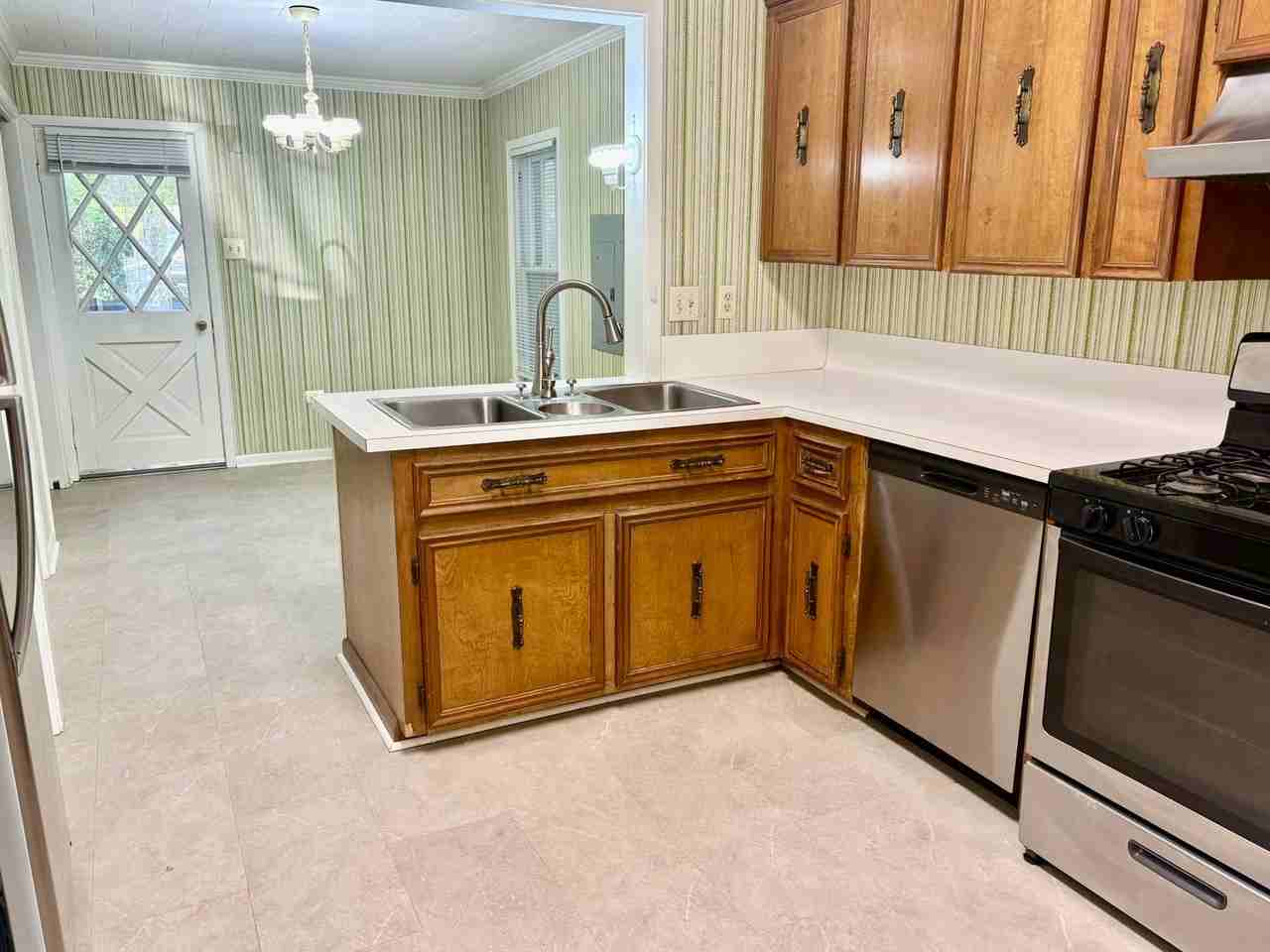 208 Saint Anne St - Photo 6 of 23