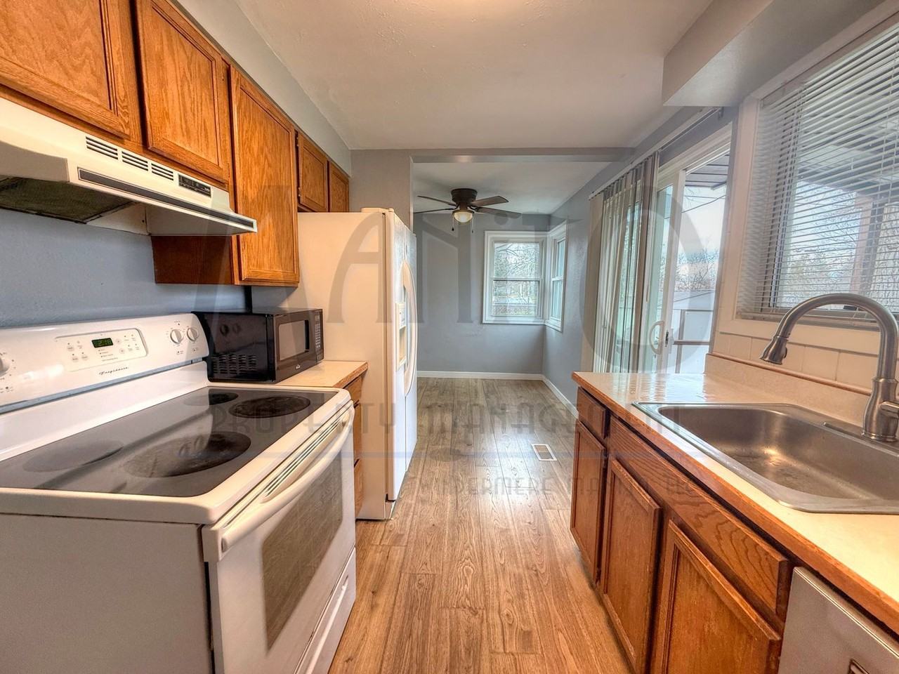 2822 W Sanson Ave - Photo 6 of 24