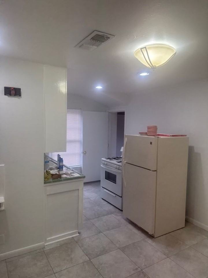 2702 Wayside Ave - Photo 2 of 12