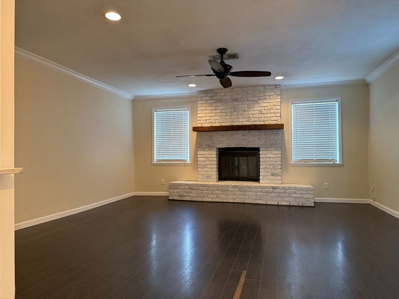 8606 Holiday Dr - Photo 3 of 24