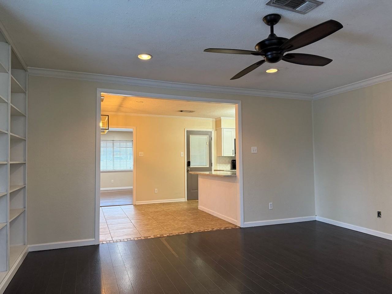 8606 Holiday Dr - Photo 5 of 24