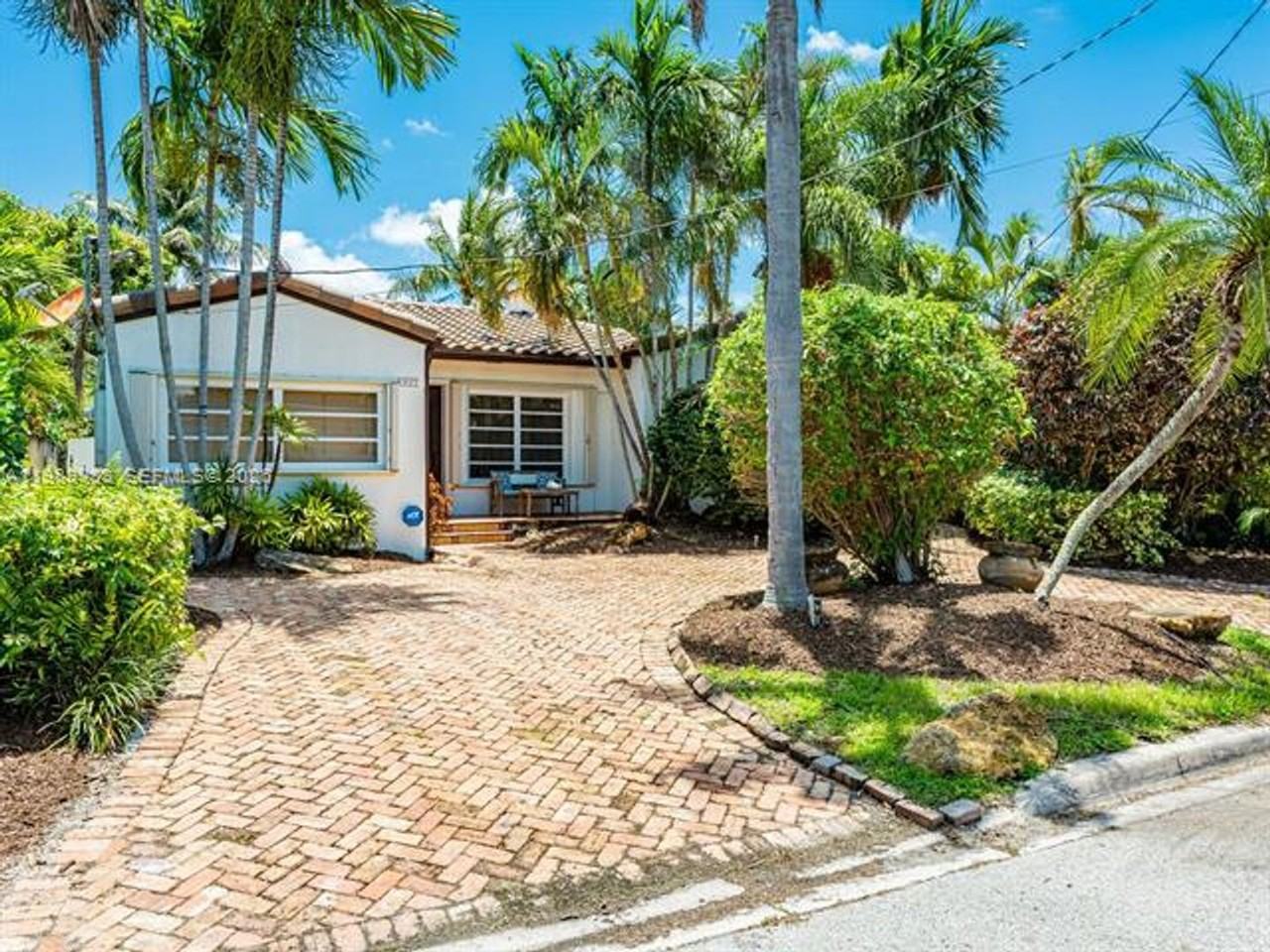 8927 Hawthorne Ave - Photo 3 of 40